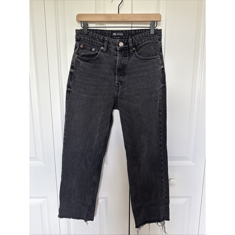 Zara Cropped Black Denim Jeans Frayed Hem Size 38 US‎ 6 Button Closure